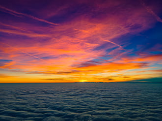 Mesés naplemente a köd fölött