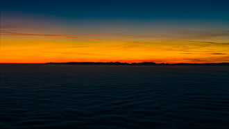 Alpok sziluettje naplementében