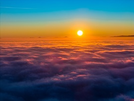 A köd fölötti alkony