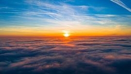 Aranyló horizont a ködtenger felett