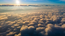 Lent ború, fent derű