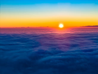 A köd fölötti alkony