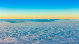 Alpok hegycsúcsai a köd felett