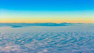 Alpok hegycsúcsai a köd felett