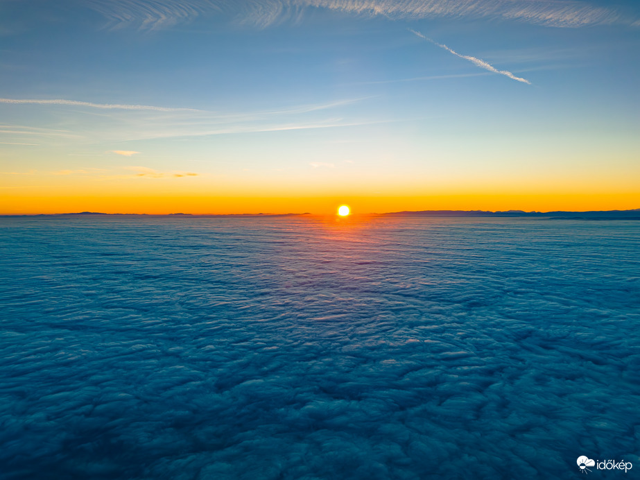 Naplemente a köd felett