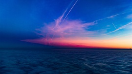 Kondenzcsíkok alkonyatkor