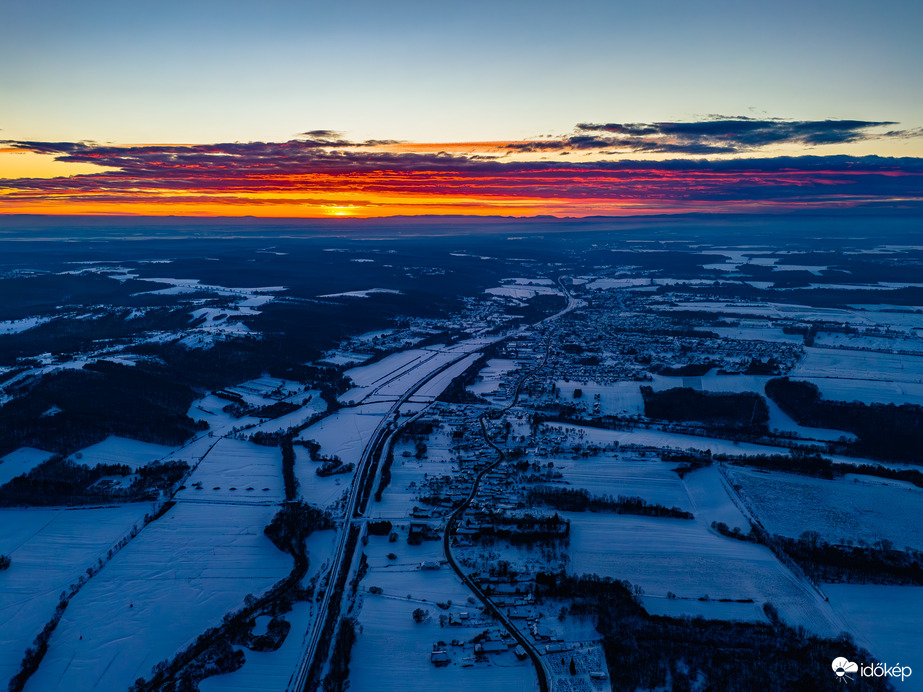 Naplemente a havas táj felett