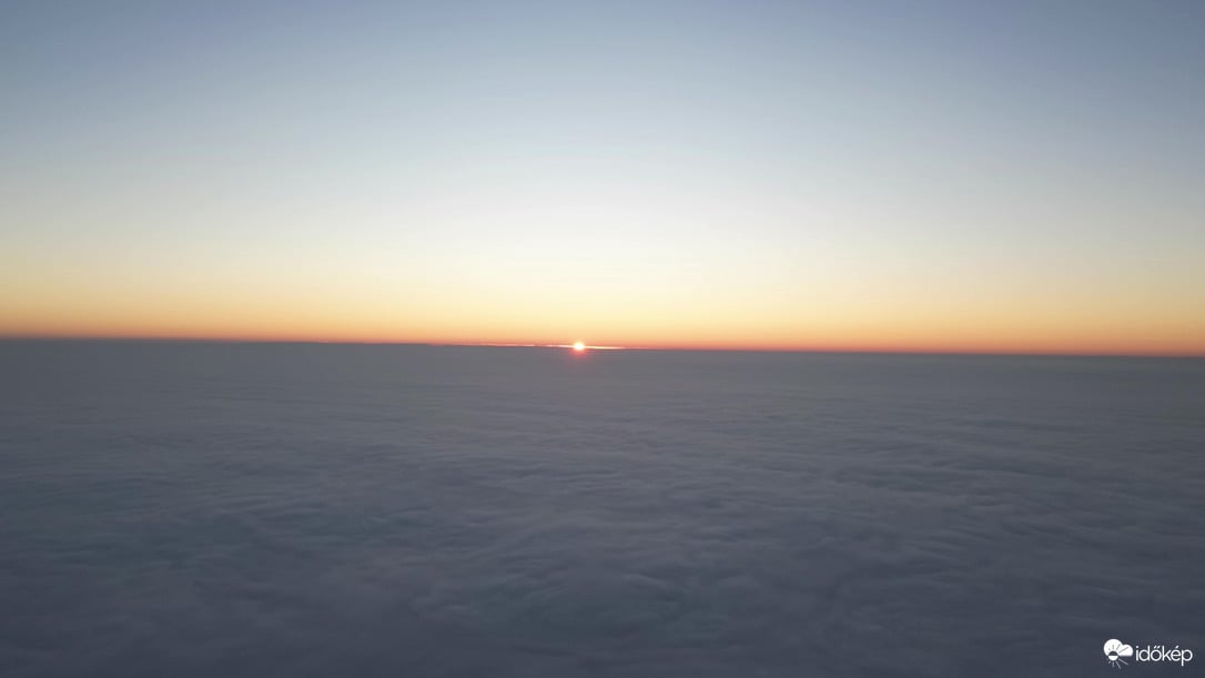 Napkelte a köd fölött(2023)