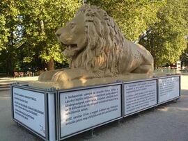 A szoborhelyettesítő Lego oroszlán a lánchídról 2023.aug.