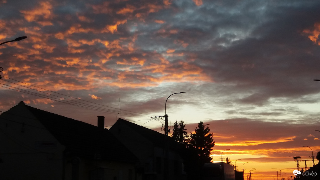 Vörösen ment le ma a nap...