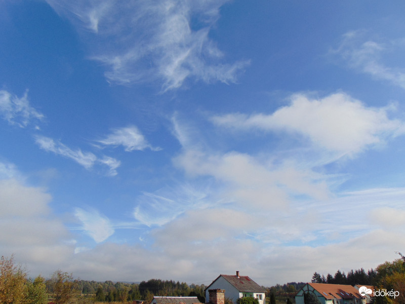 Ma délutáni krikszkrakszos cirrusos égkép 