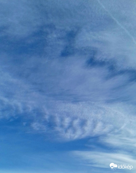 Mai hullámvonalas, bordás égkép :)