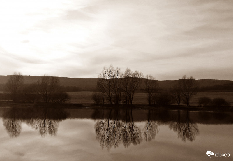 A Gida-pataki tónál fátyolfelhős időben