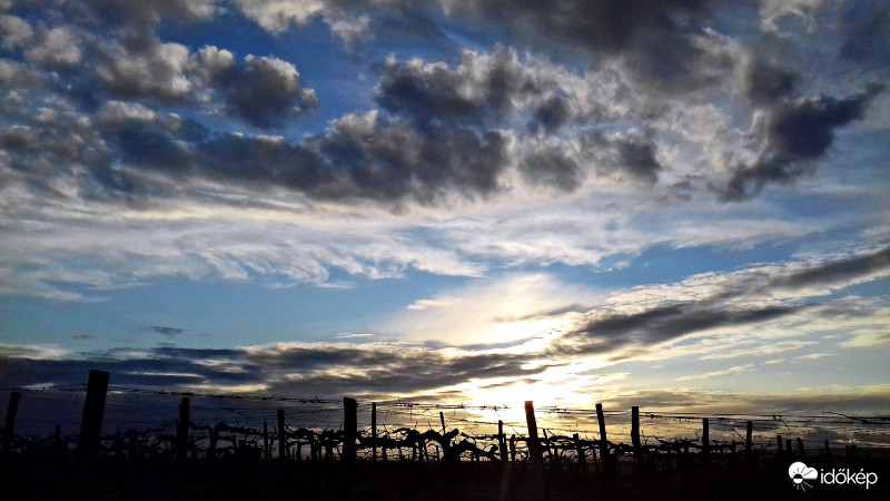 Egy mozgalmas naplemente különös látószögből :)