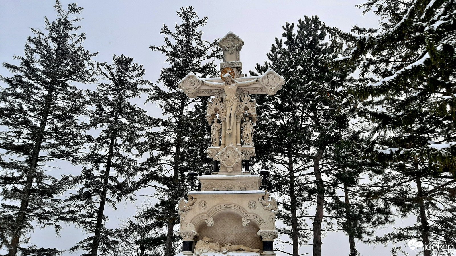 Storno-kereszt havas fenyők ölelésében :)