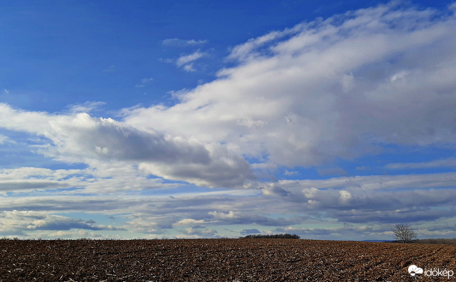 Mai felhőzet falusi idillben 2. :)