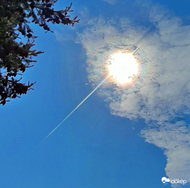 Nyársra tűzött napkorong, enyhe irizával + kondenzcsík árnyékkal :))