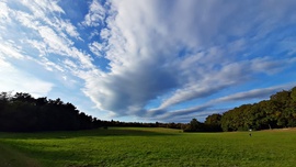 Kék eges - felhős a Fáber-réten, szeles időben... :)