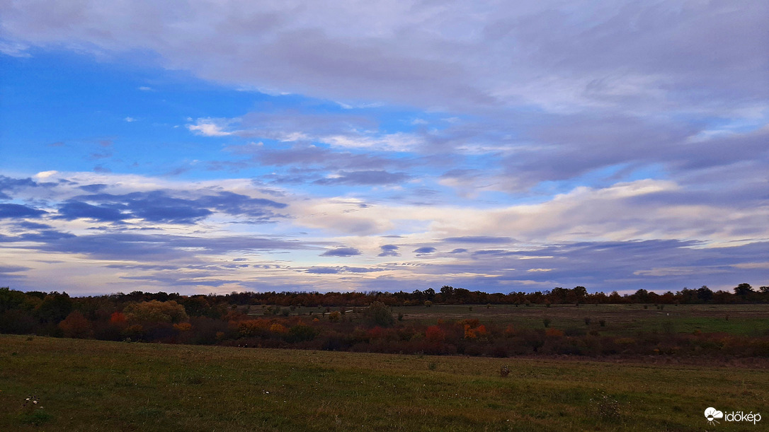 Kék eges - felhős alkonyat a Gida-pataki tó feletti mezőn :)