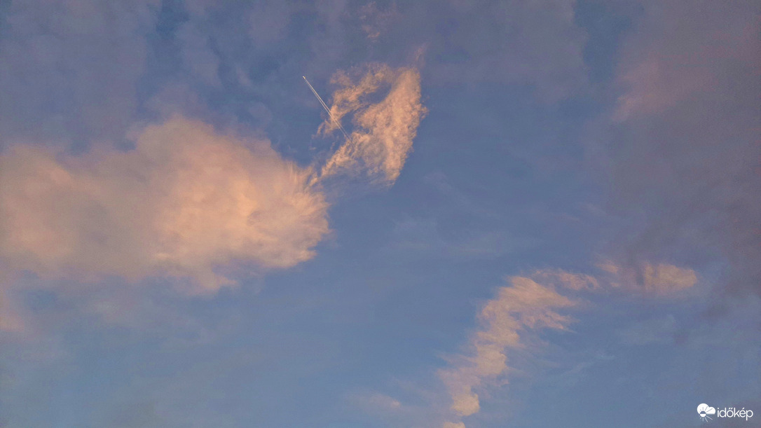 Érdekes égkép a legkorábbi napnyugta napján... :)