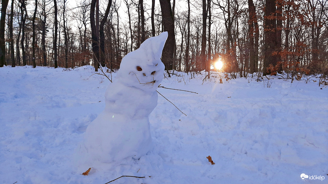 Körülöttem "hótenger", mögöttem napnyugta - életkép egy hóember szemével... :)