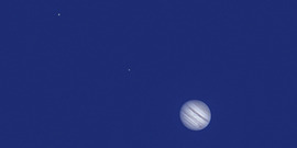 Nappali Jupiter, 2 holdjával