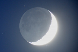 A Tau Aquarii csillag és földfényes Hold