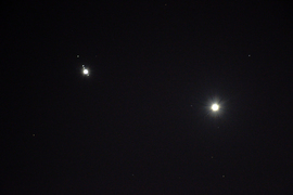 A Jupiter 4 holdjával és a Vénusszal, pár csillaggal.