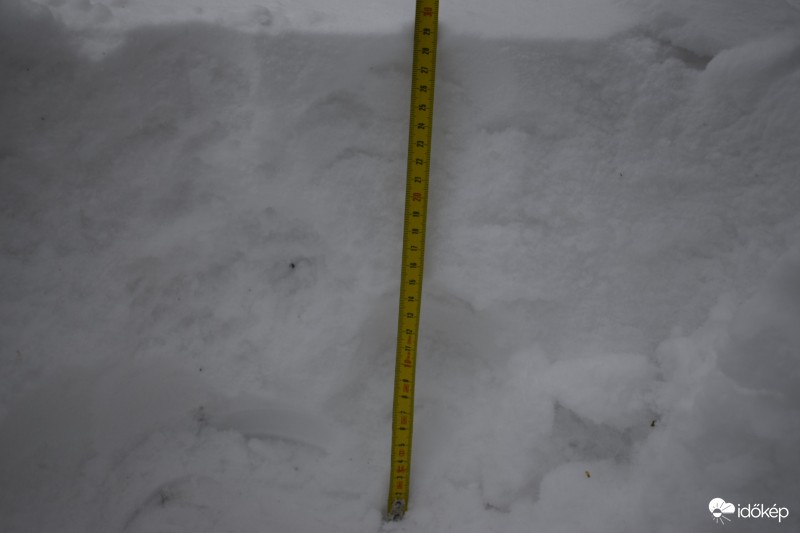 Írott-kő 2017.04.20. Hóvastagság átlagosan 30 cm. A viharos szél hordja a havat, vannak részek ahol több mint fél méteres hótorlaszok vannak.