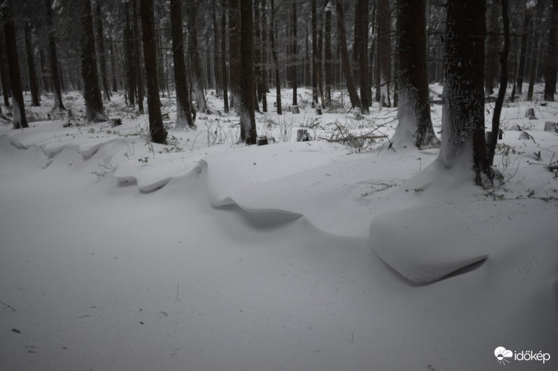 Írott-kő 2017.04.20. Hóvastagság átlagosan 30 cm. A viharos szél hordja a havat, vannak részek ahol több mint fél méteres hótorlaszok vannak.