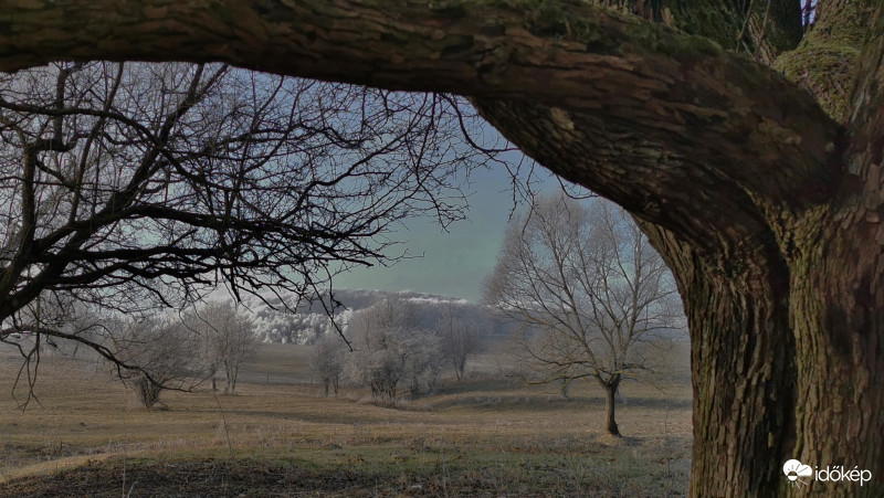 Na mit látok a távolban?