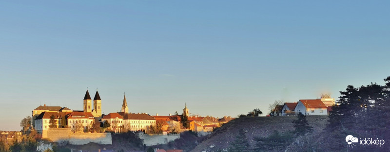 A" Királynék városa" .Veszprémi vár látképe.