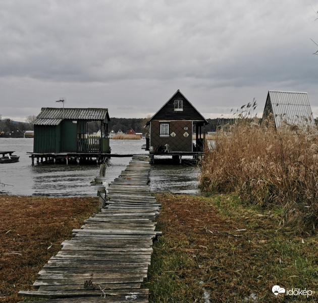 Szélvihar a horgásztavon.