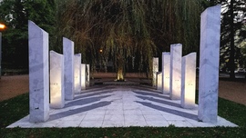 -  Az 1956-os emlékmű Nagykanizsán a Károlyi kertben. ( Korábbi felvétel ) 