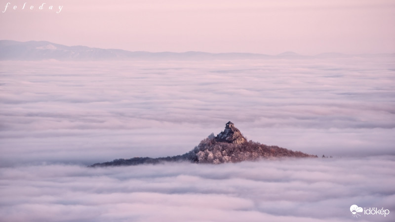 Salgói vár szigete a ködben