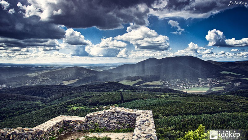 Jön az eső a Karancs felől 