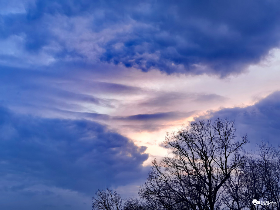 Ismét kékben a naplemente