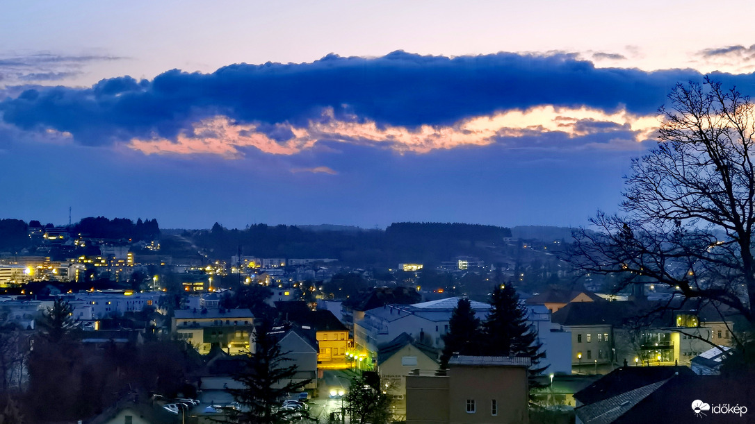 Alkony a város felett 