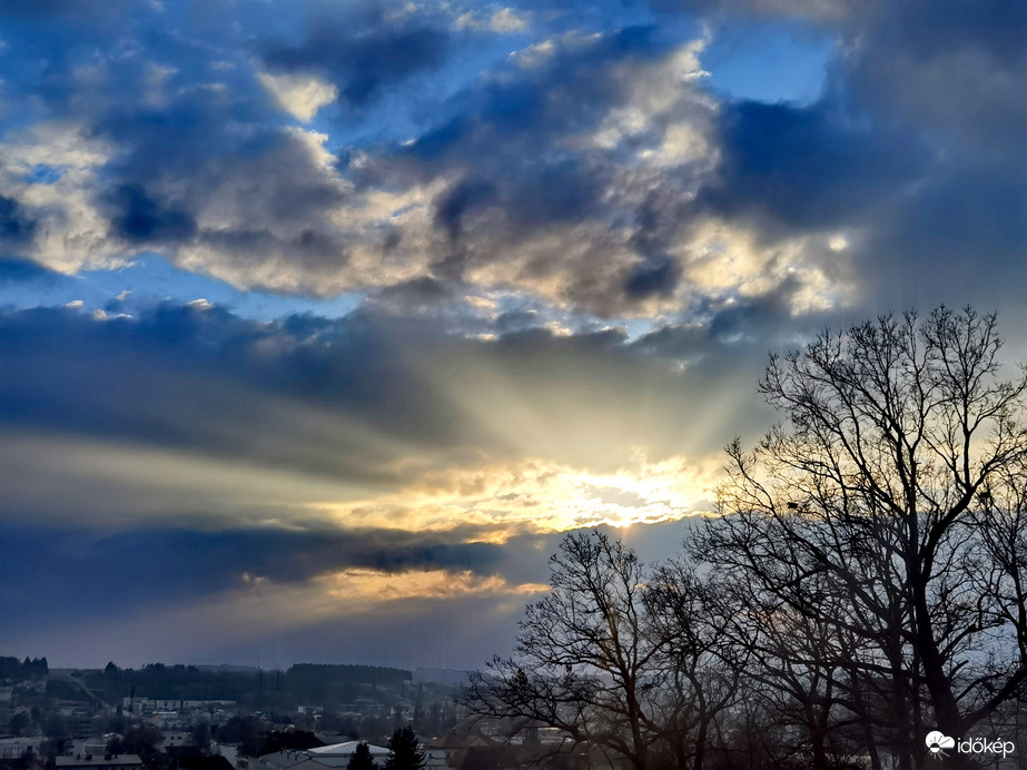 Ismét kékben a naplemente 