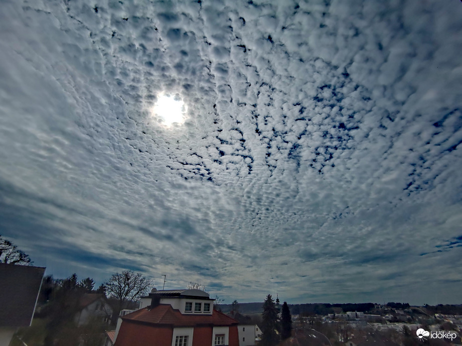 Bárányszőrrel takart tavaszi égbolt 