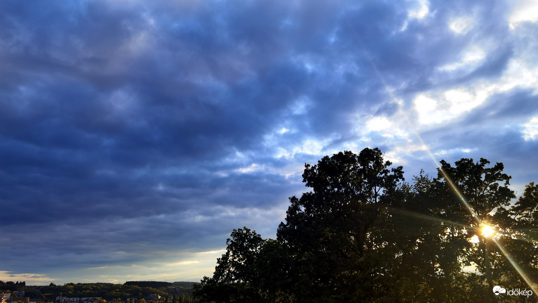 Naplemente kissé borúsan és kékben 