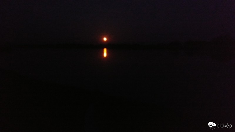 Holdkeltr a Tisza-tavon