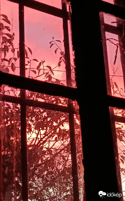 vörös ég az ablakban