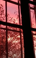 vörös ég az ablakban