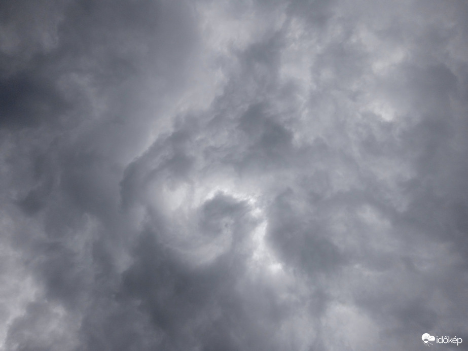 Örvénylő felhő