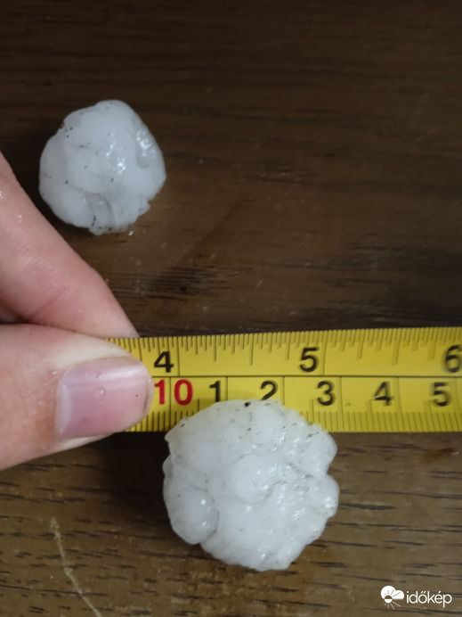 Debreceni szupercella jégszemek