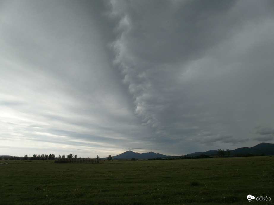 Nyugatról keletre vonuló látványos viharfelhők, 2021. augusztus