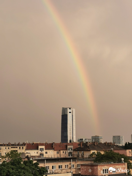 Szivárvány a Mol-torony felett