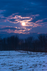 2026 első teliholdja havas tájban 