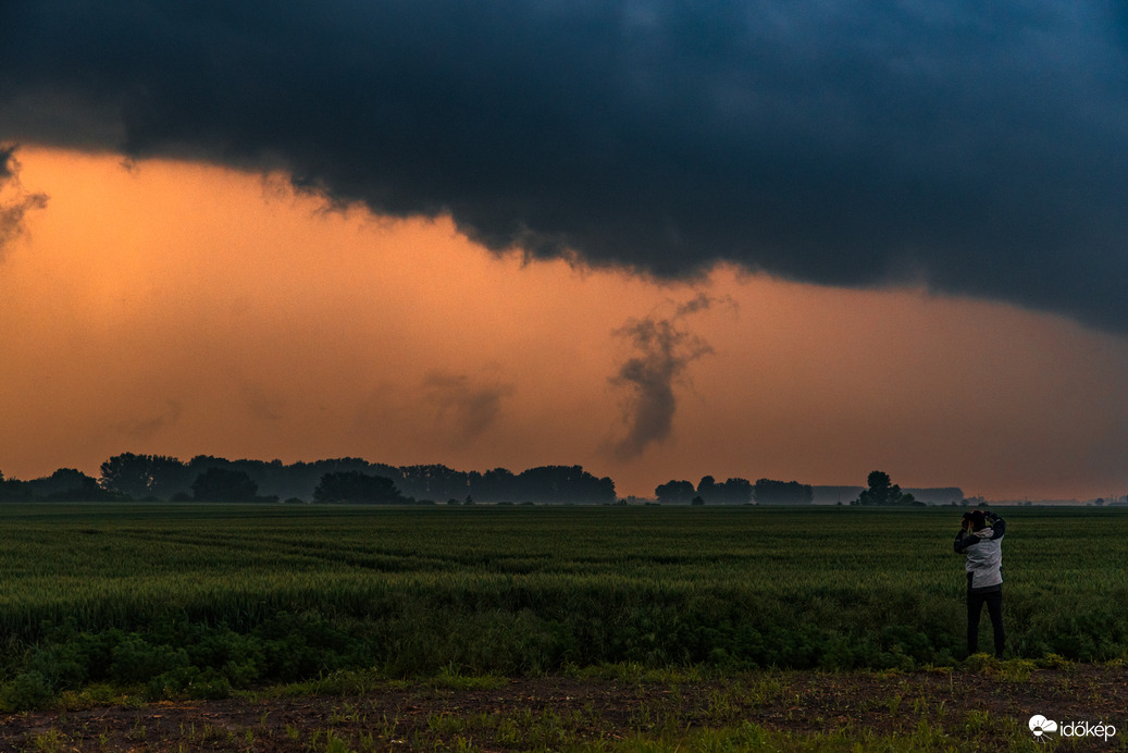 Holnap azért elég veszélyes idő jön! Minden viharvadász nagyon vigyázzon magára!!!